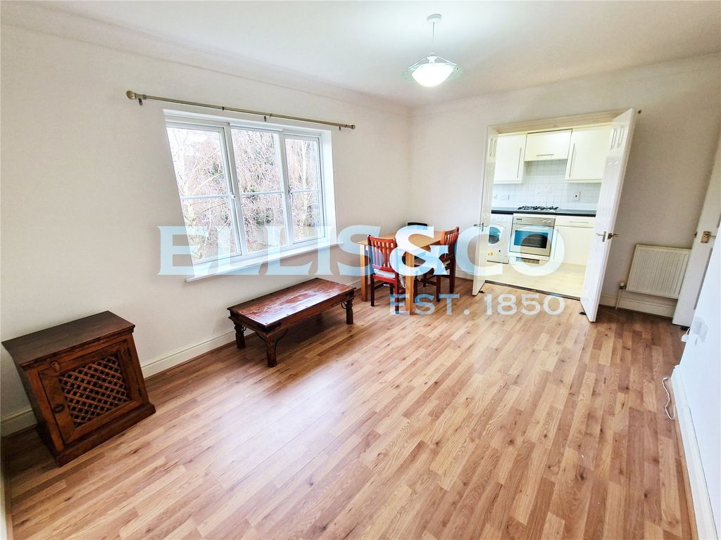 2 bed flat to rent in Leaf House, Catherine Place, Harrow, Middlesex