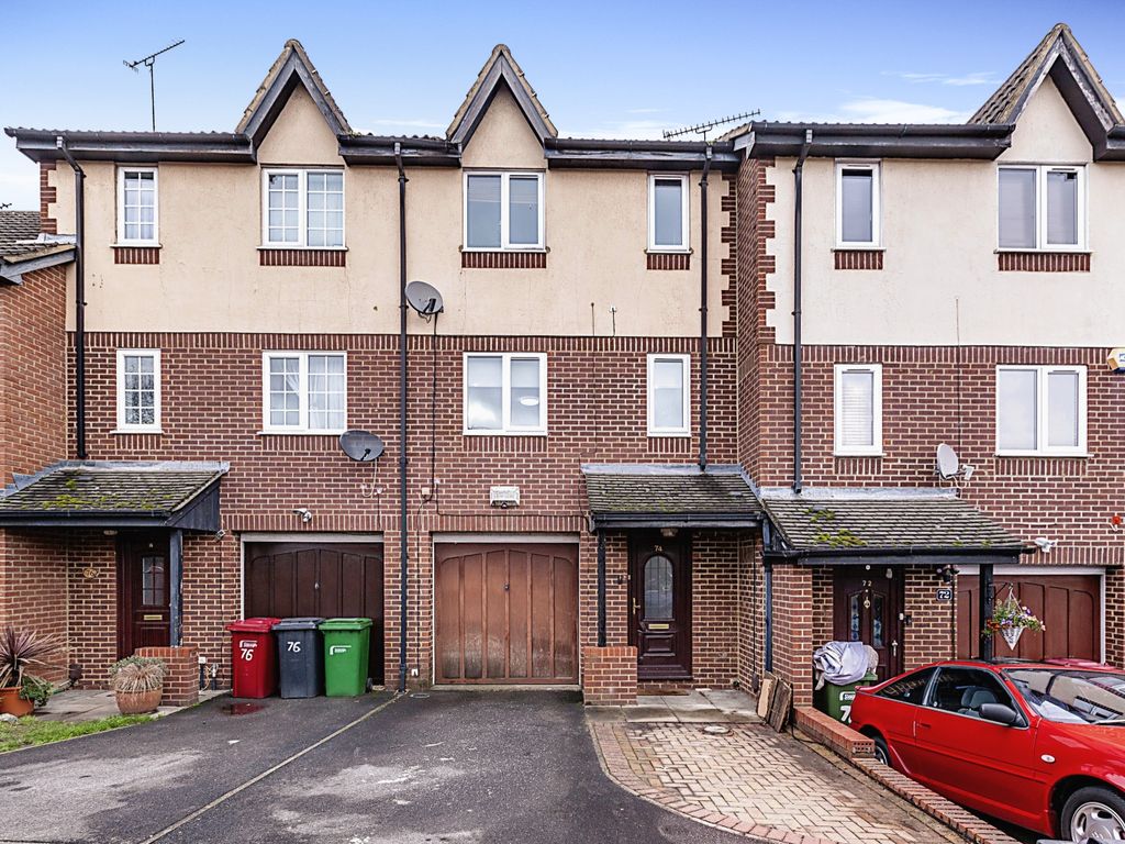 3 bed town house for sale in Littlebrook Avenue, Burnham, Slough SL2