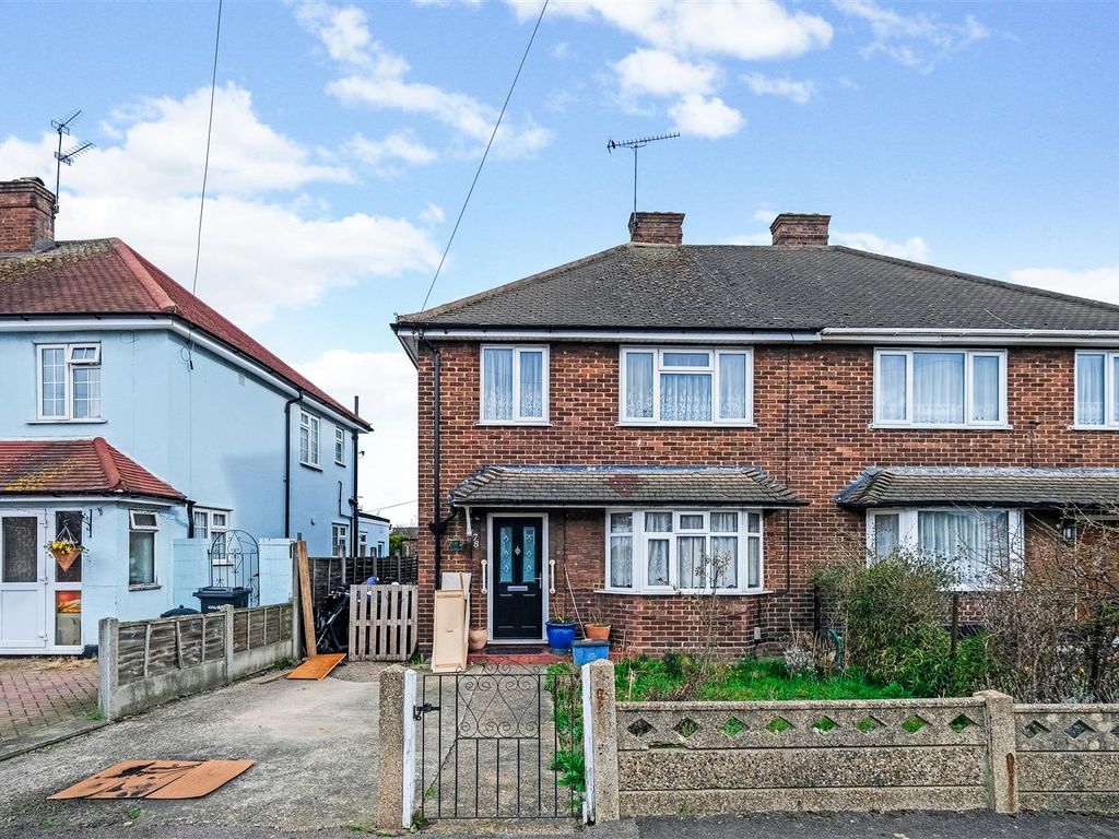 3 bed property for sale in Finchingfield Avenue, Woodford Green IG8