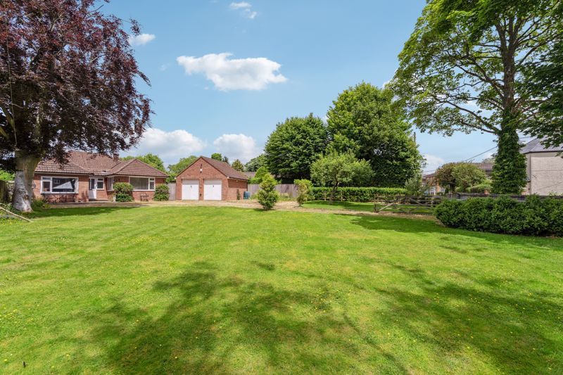 3 bed detached bungalow for sale in Hare Lane, Little Kingshill, Great