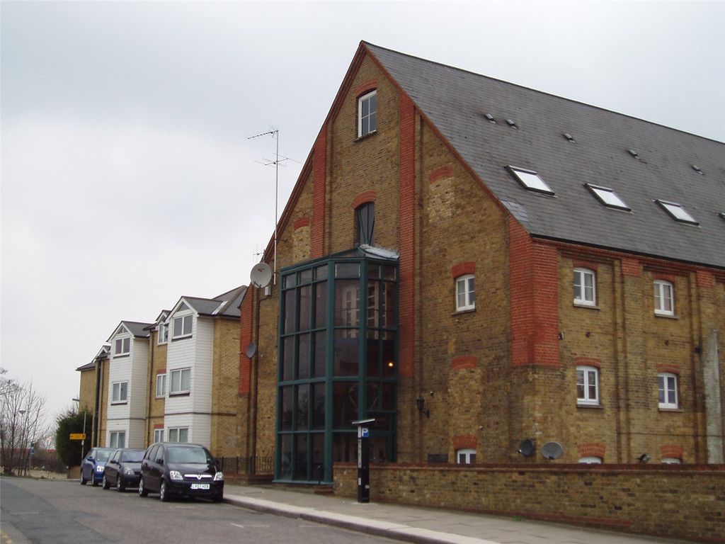 1 bed flat to rent in The Maltings, Clifton Road, Gravesend, Kent DA11