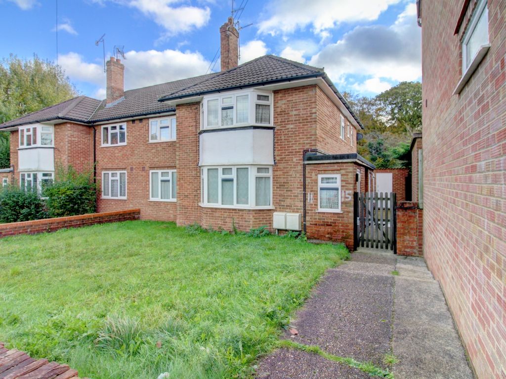 2 bed for sale in Larkfield Close, High HP13, £