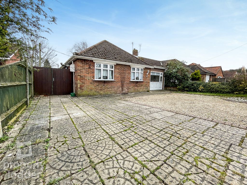 3 bed semidetached bungalow for sale in Park Road, Spixworth, Norwich