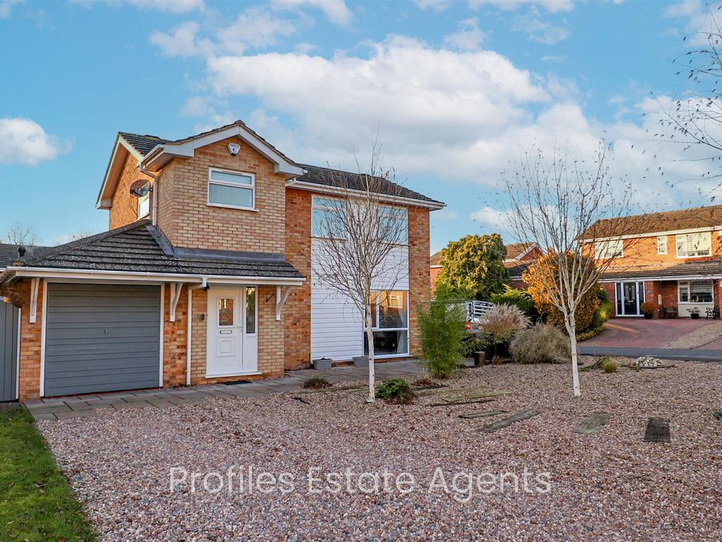 3 bed detached house for sale in Manor Way, Burbage, Hinckley LE10, £