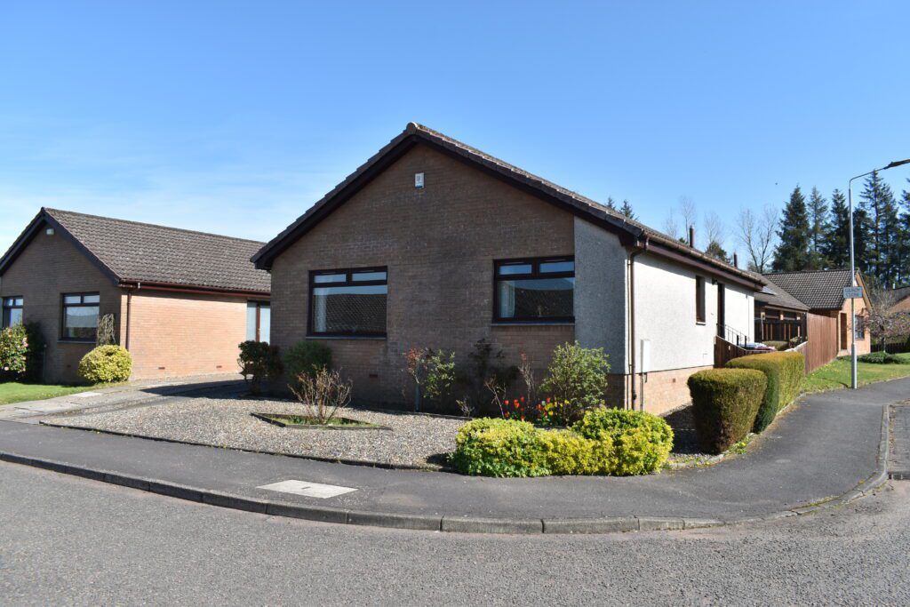 3 bed detached bungalow for sale in Lythgow Way, Lanark ML11 Zoopla
