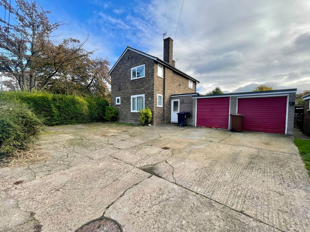 3 bed detached house to rent in Field Crescent, Royston SG8, £1,400 pcm