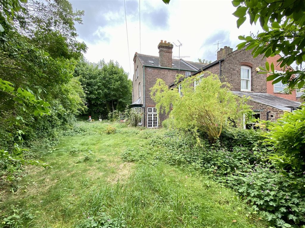 London Road, Luton LU1  