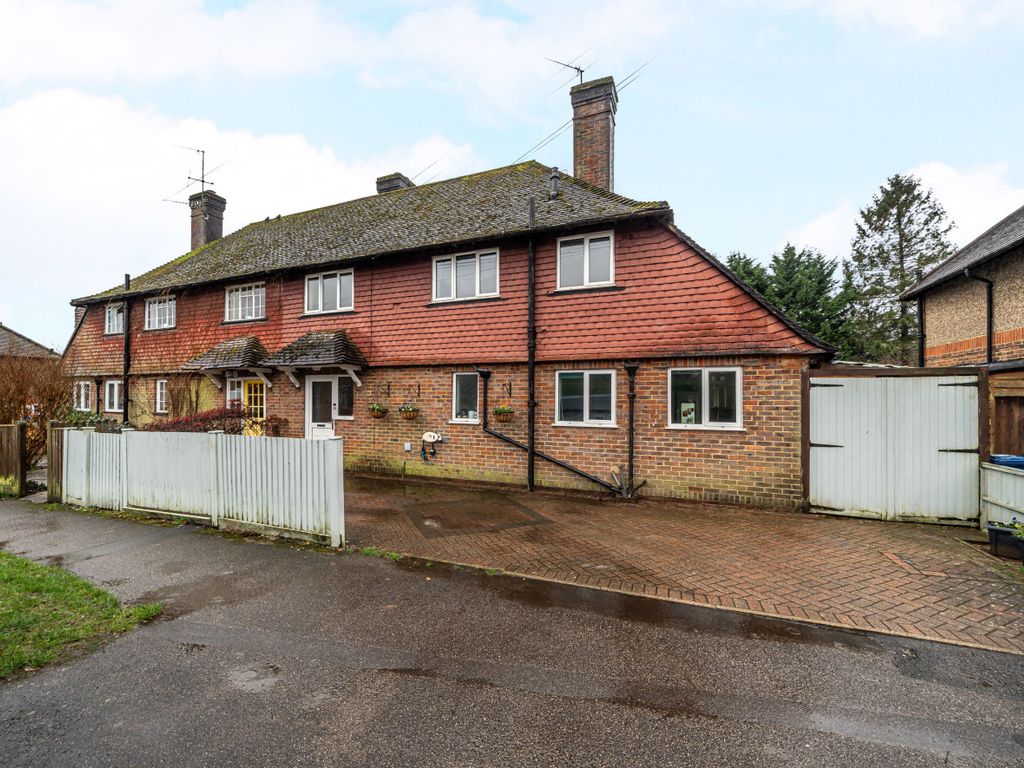 3 bed semidetached house for sale in Haslemere, Surrey GU27, £525,000