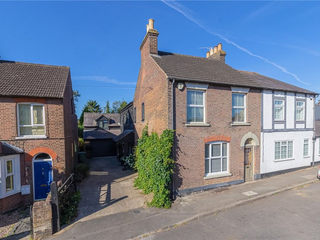 6 bed semidetached house for sale in Summer Street, Slip End, Luton