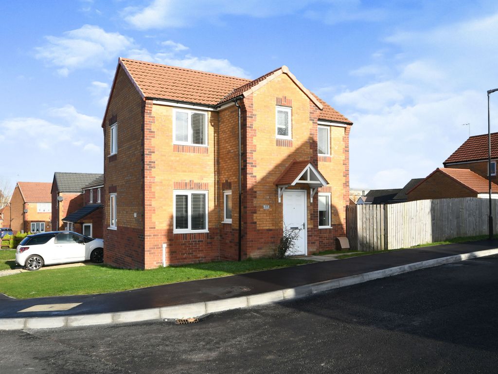 3 bed detached house to rent in Masefield Avenue, Holmewood