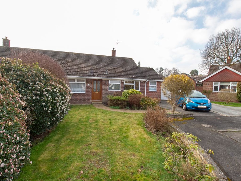 2 bed semidetached bungalow for sale in Montrose Close, Fleet GU51