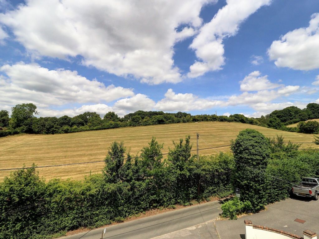 3 bed end terrace house for sale in Perks Lane, Prestwood, Great