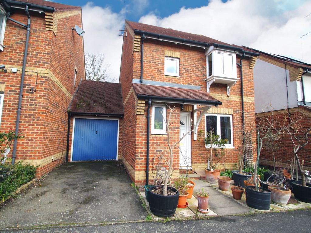 3 bed detached house for sale in Victory Road, London E11 Zoopla