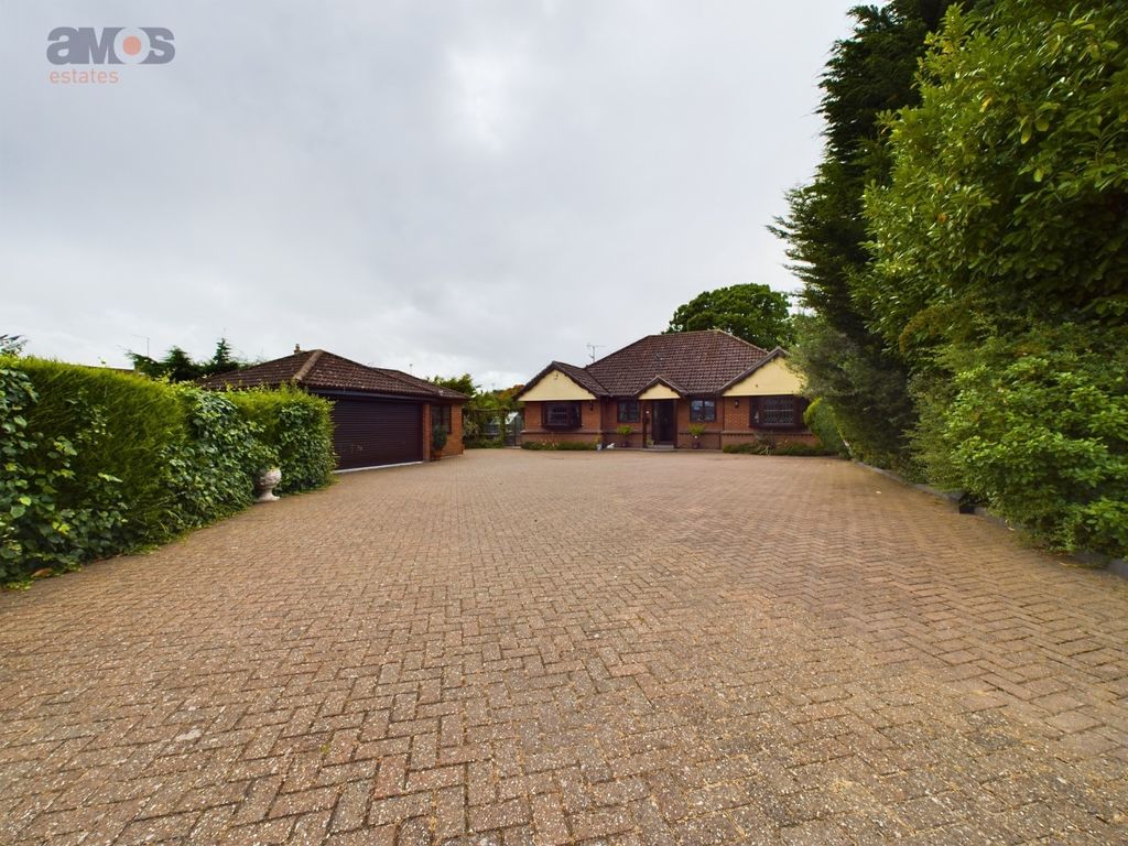 3 bed detached bungalow for sale in Bullwood Road, Hockley SS5 Zoopla
