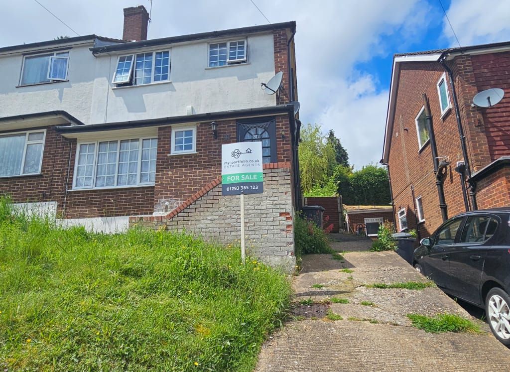 3 bed semidetached house for sale in Mayhew Crescent, High