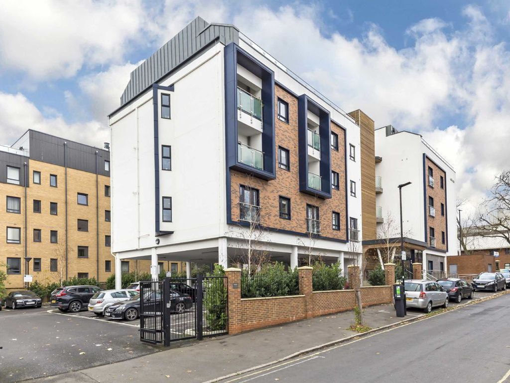 2 bed flat to rent in Sidmouth Avenue, Isleworth TW7, £2,400 pcm Zoopla