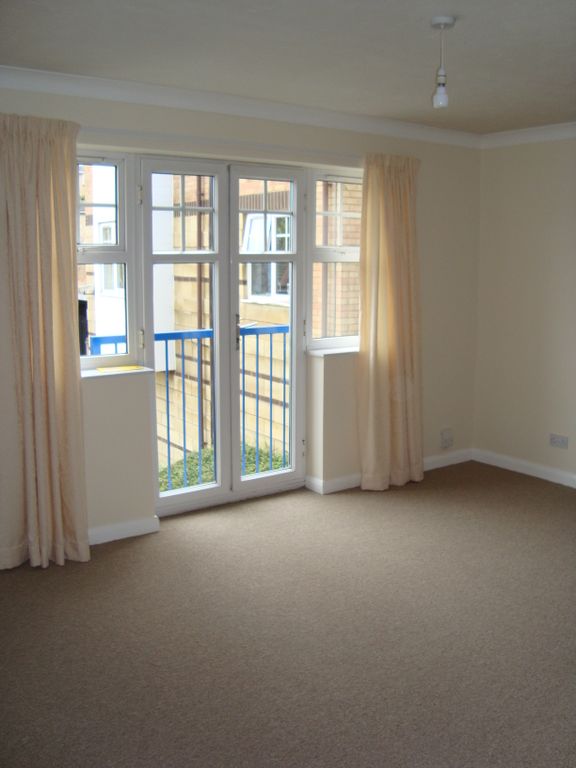 1 bed flat to rent in Barons Court, Kings Chase, Luton LU2, £925 pcm