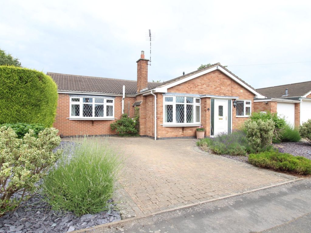 4 bed bungalow for sale in Middlefield Close, Hinckley, Leicestershire
