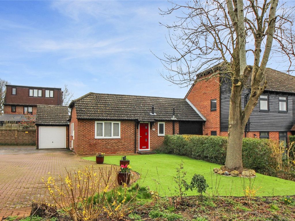 3 bed bungalow for sale in Sheraton Court, Walderslade Woods, Kent ME5