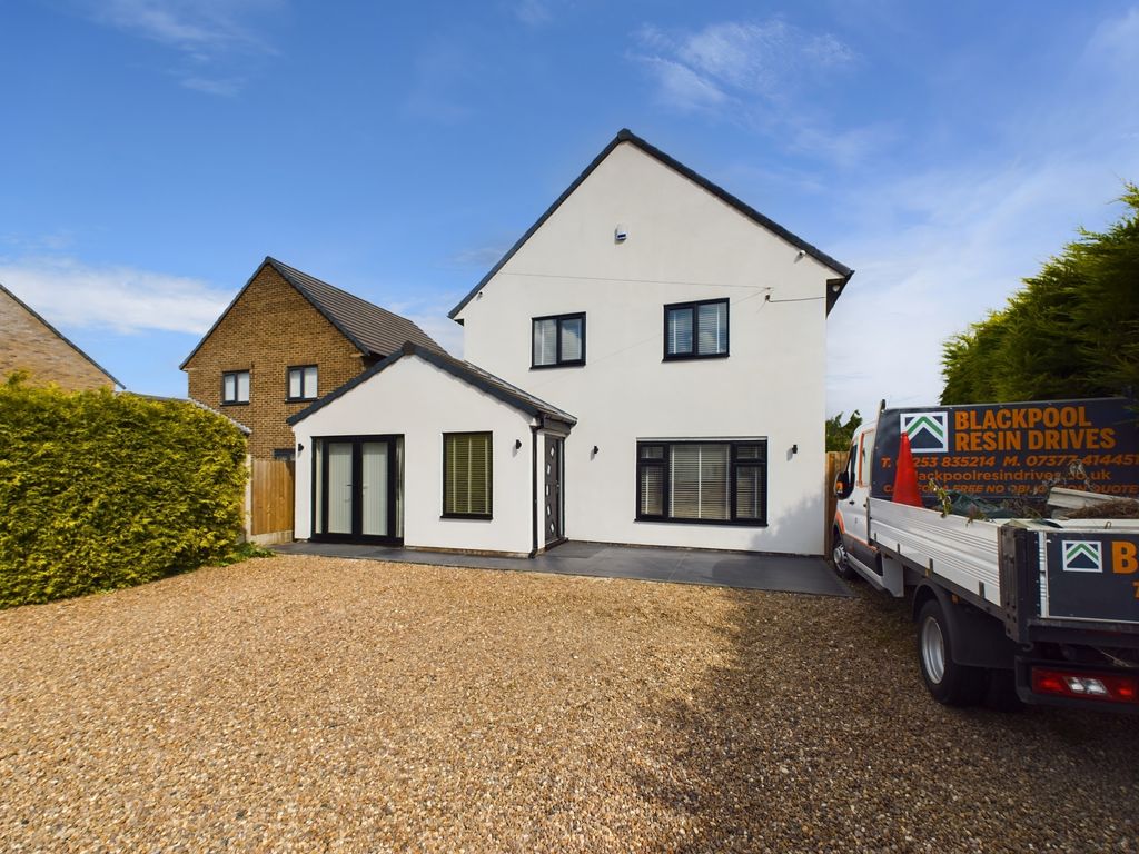 4 bed detached house for sale in Doncaster Road, Askern, Doncaster DN6