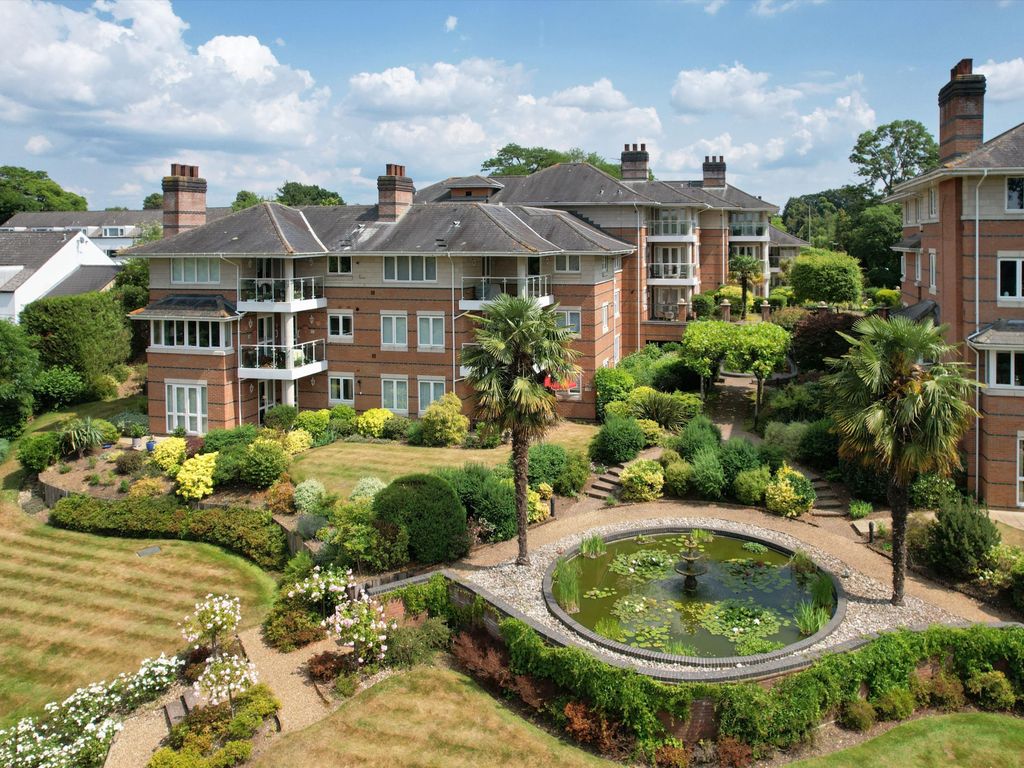 3 bed flat for sale in Broadwater Place, Weybridge, Surrey KT13, £
