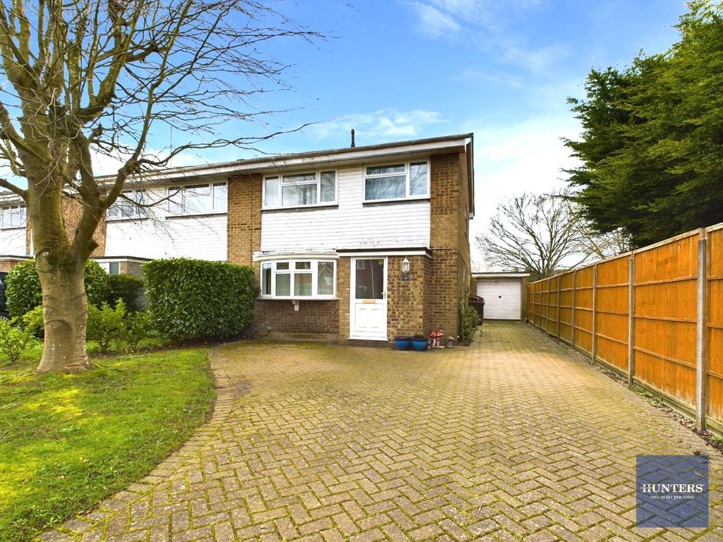 3 bed property for sale in Goodings Green, Wokingham RG40, £480,000