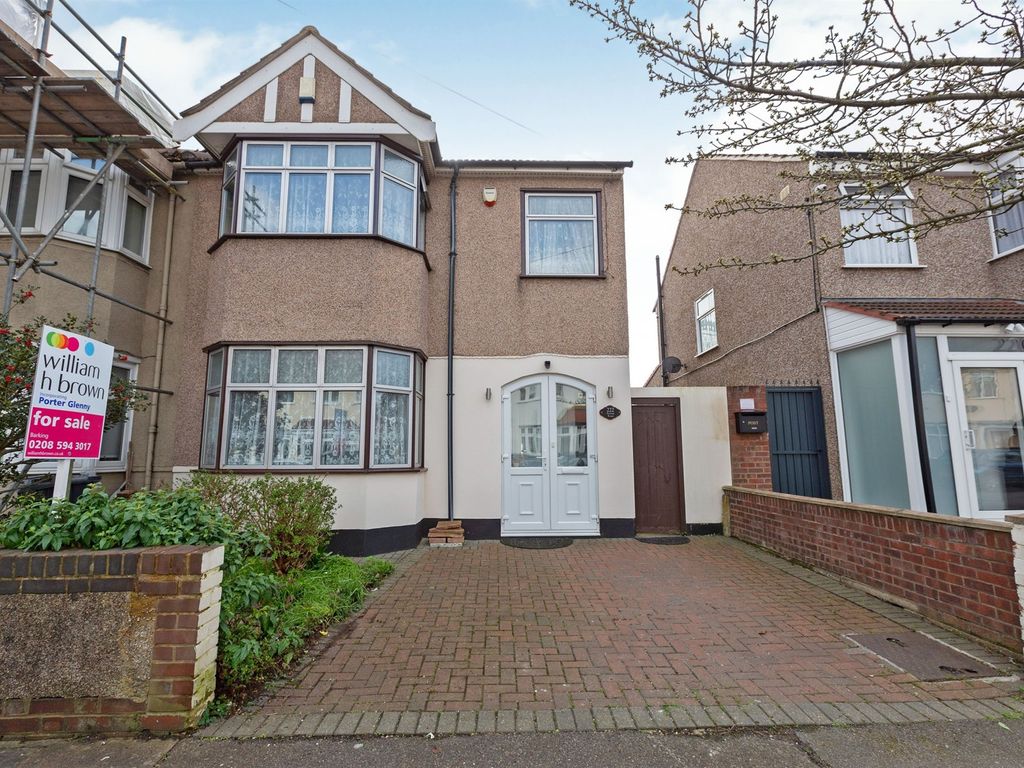3 bed end terrace house for sale in Staines Road, Ilford IG1, £525,000
