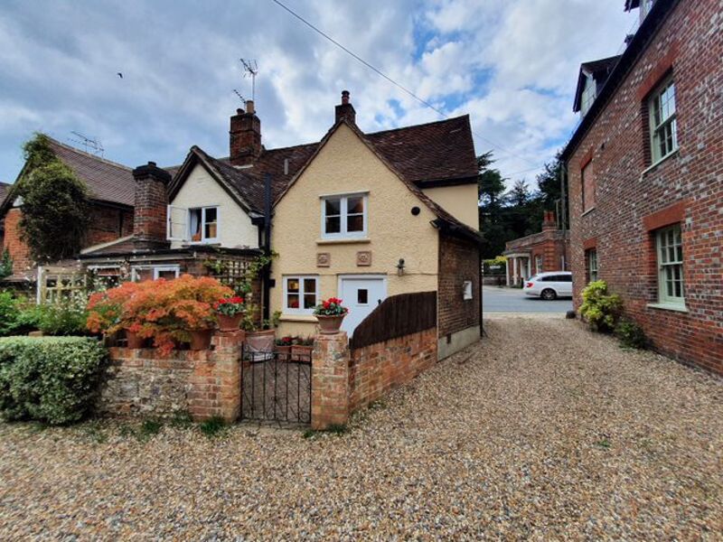 2 bed terraced house to rent in Church Street, Chesham HP5, £1,450 pcm