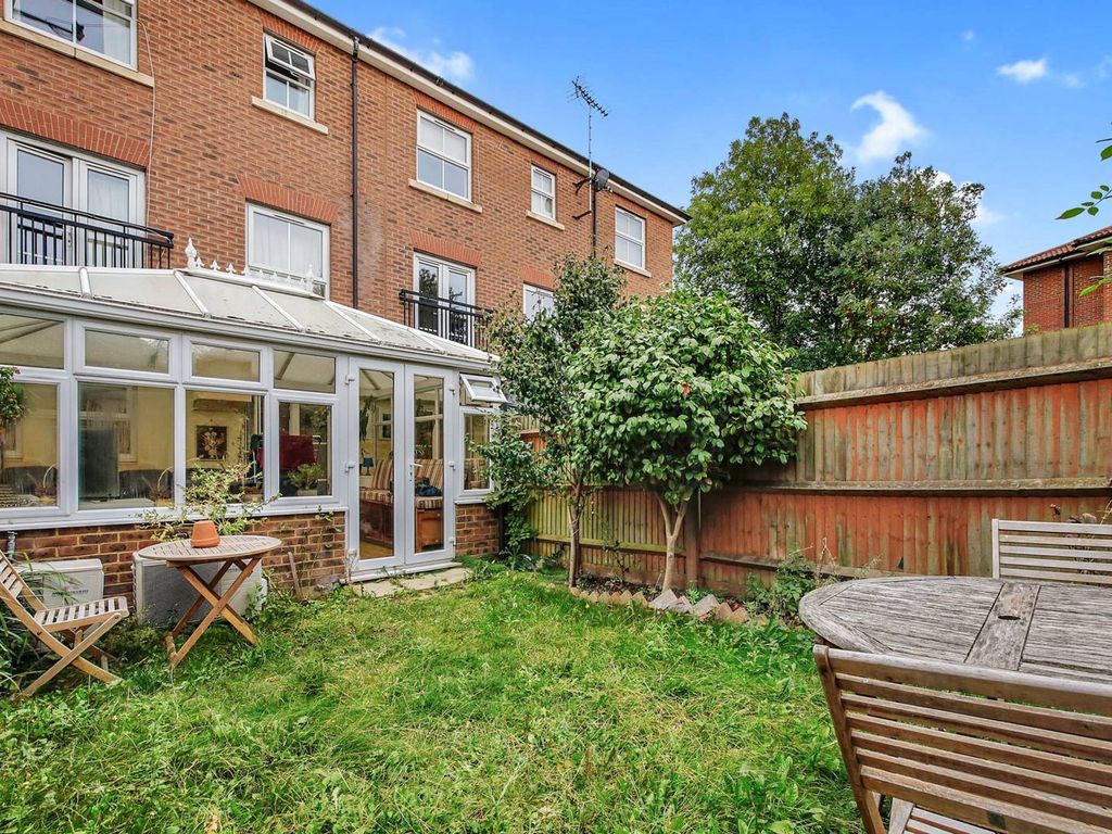 3 bed property for sale in Boddington Gardens, Acton, London W3, £