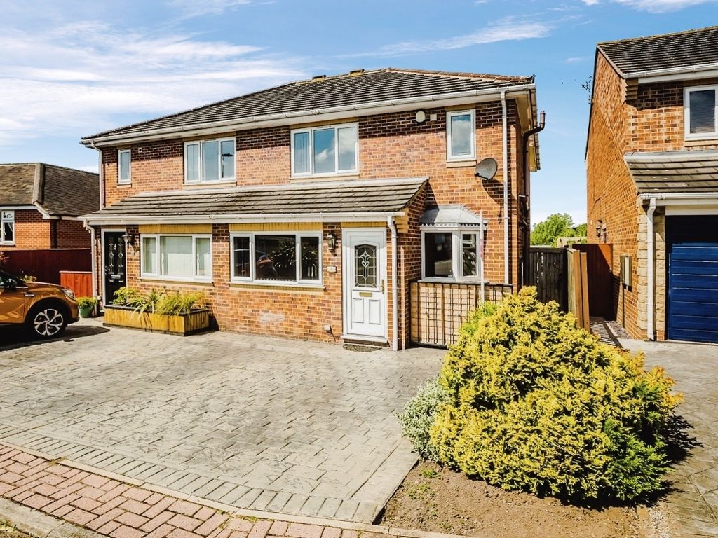 3 bed semidetached house for sale in Rishworth Close, Wrenthorpe