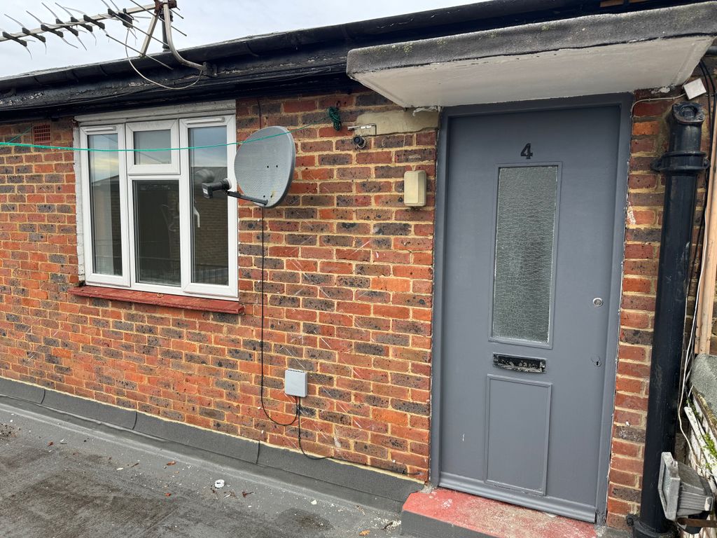 1 bed flat to rent in Hemnall Street, Epping CM16, £1,000 pcm Zoopla