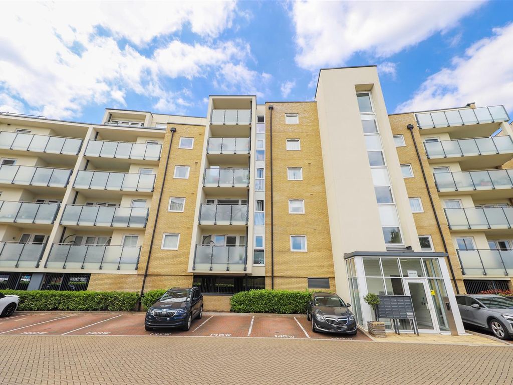 2 bed flat for sale in Walsham Court, Ickenham, Ub1O UB10, £395,000