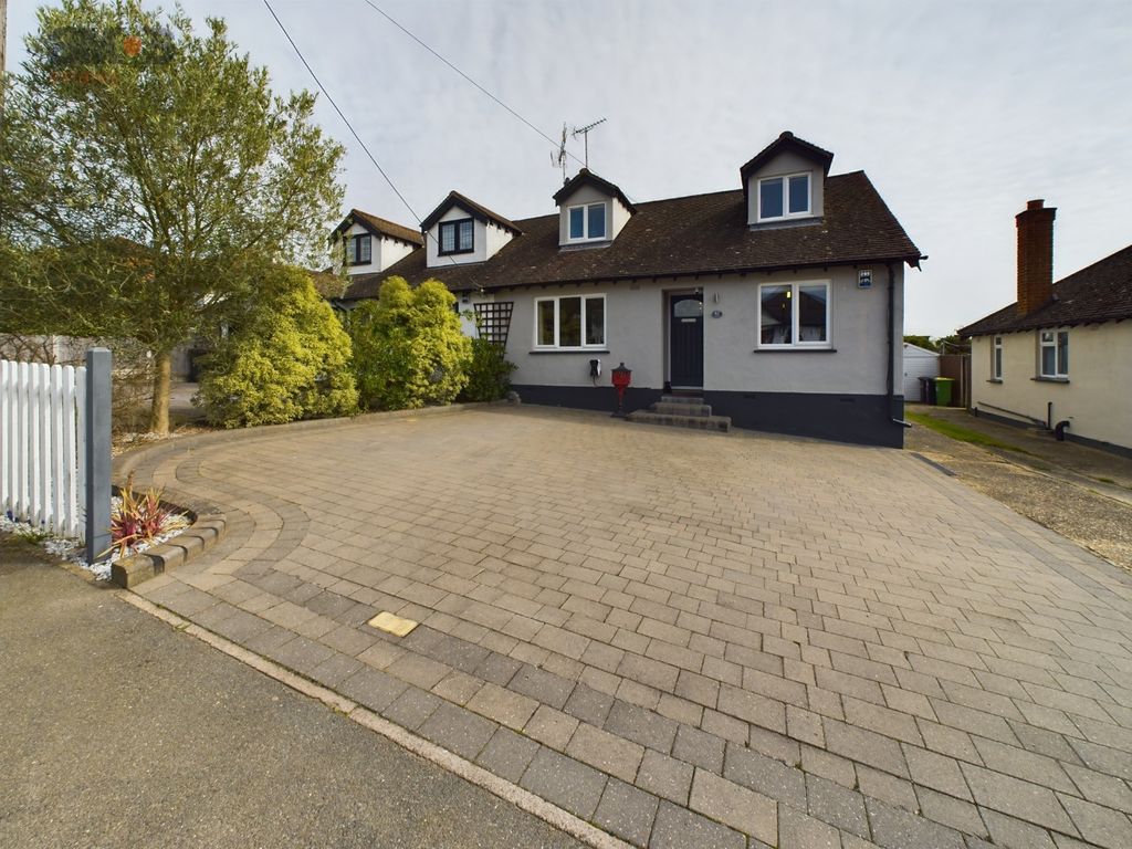 4 bed semidetached house for sale in Hawkwell Chase, Hockley SS5, £