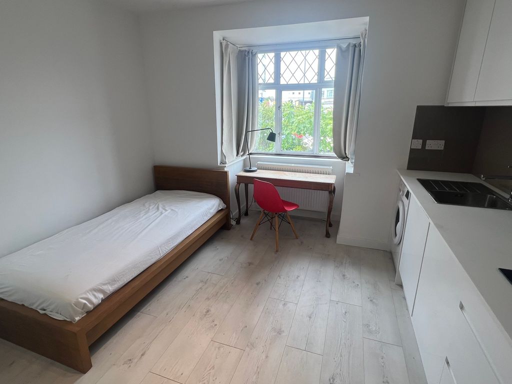 Studio to rent in Claremont Avenue, New Malden KT3, £1,150 pcm Zoopla