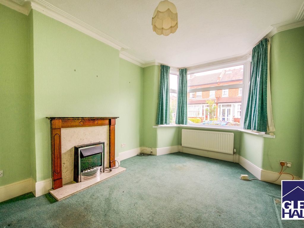 3 bed end terrace house for sale in Spencer Road, London N11, £525,000