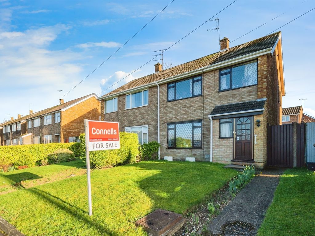 3 bed semidetached house for sale in Wheatfield Road, Luton LU4, £
