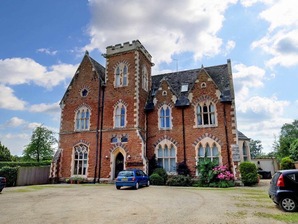 3 bed flat for sale in Tewkesbury Road, Newent GL18, £250,000 Zoopla