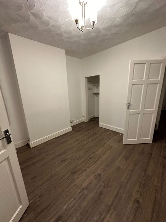 2 bed terraced house to rent in Warwick Road West, Luton LU4, £1,300