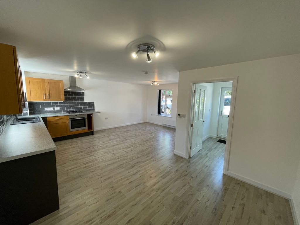 2 bed flat to rent in Town End, Browns Hill, Penryn TR10, £950 pcm Zoopla