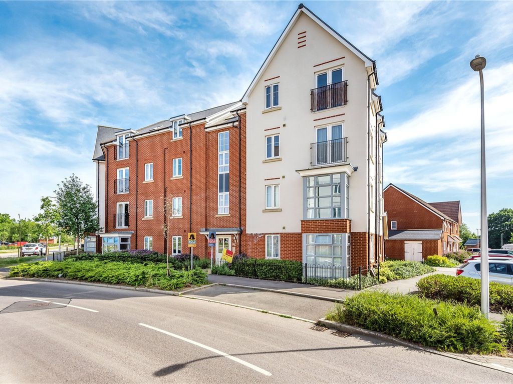 2 bed flat for sale in Whitlock Avenue, Wokingham, Berkshire RG40 Zoopla