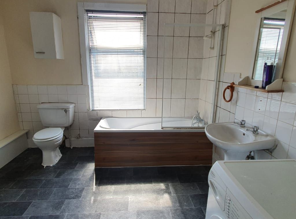 2 bed flat to rent in Coppermill Lane, London E17, £1,600 pcm Zoopla