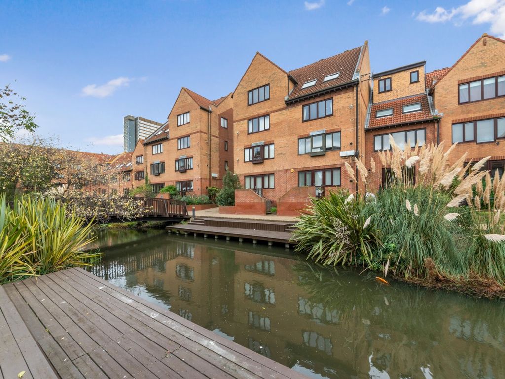 2 bed terraced house for sale in Rotterdam Drive, London E14 Zoopla