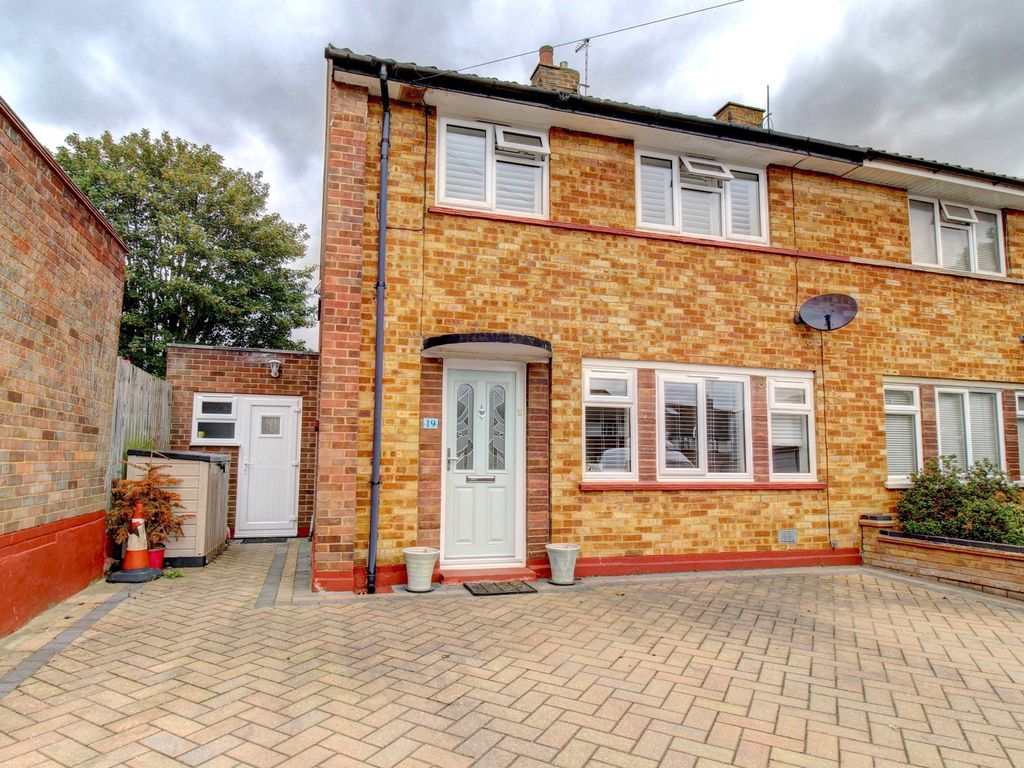 3 bed semidetached house for sale in Carlton Drive, Hadleigh, Benfleet