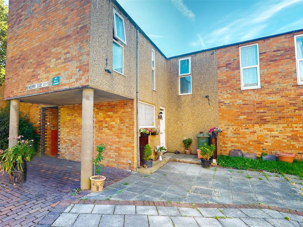 3 bed end terrace house for sale in Lobelia Mews, Laindon, Essex SS15