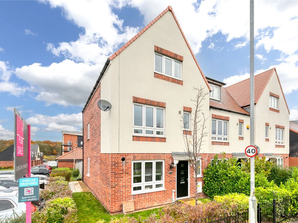 4 bed end terrace house for sale in Peacock Lane, Bracknell, Berkshire