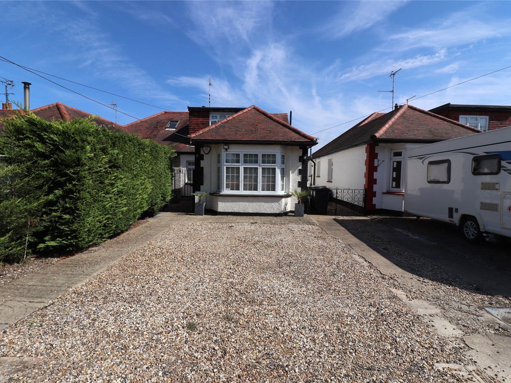 4 bed bungalow for sale in Barling Road, Great Wakering, SouthendOn