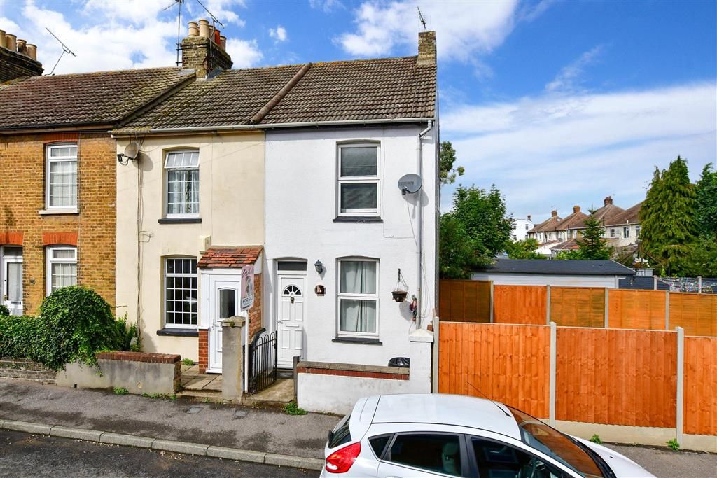 2 bed end terrace house for sale in Ivy Street, Rainham, Gillingham