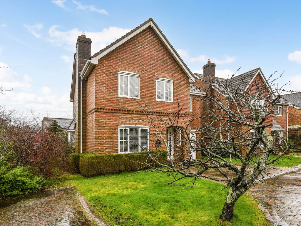 4 bed detached house for sale in Marden Way, Petersfield, Hampshire