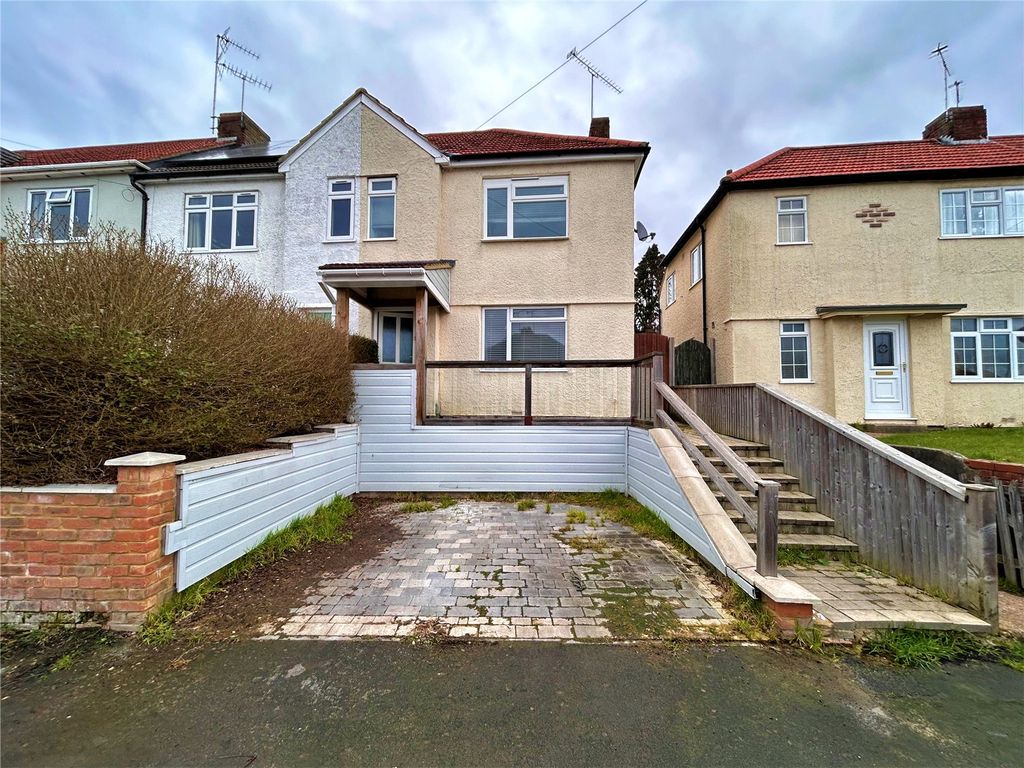 3 bed end terrace house for sale in Newport Road, Aldershot, Hampshire