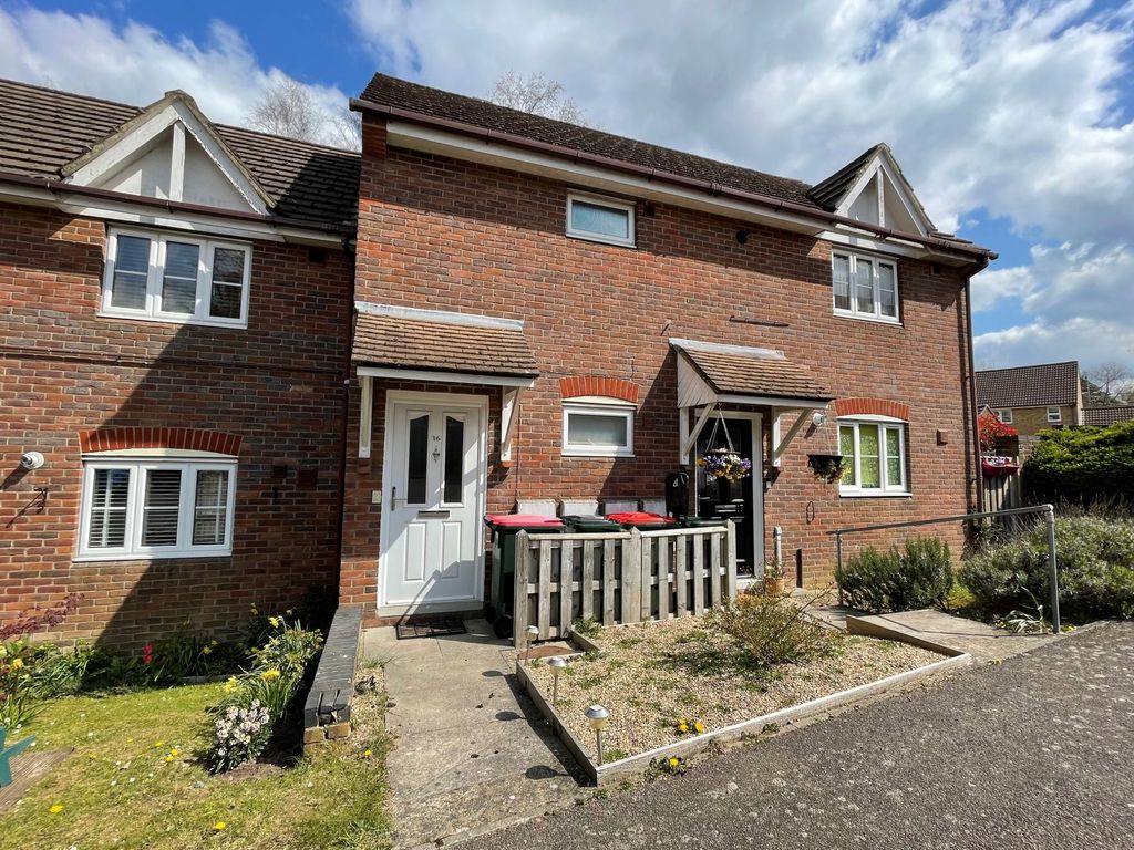 1 bed flat to rent in Hammond Road, Tollgate Hill, Crawley, West Sussex